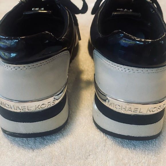 Almost Brand New Women’s Fine Leather Sneakers By MICHAEL KORS - box 4 - Picture 8 of 8